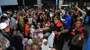 Para petugas terlihat mengatur banyaknya warga yang antusias mengikuti acara tahlilan 40 hari meninggalnya Olga Syhaputra di kediaman orang tua Olga di kawasan Duren Sawit, Jakarta, Rabu (6/5/2015). (Liputan6.com/Panji Diksana)