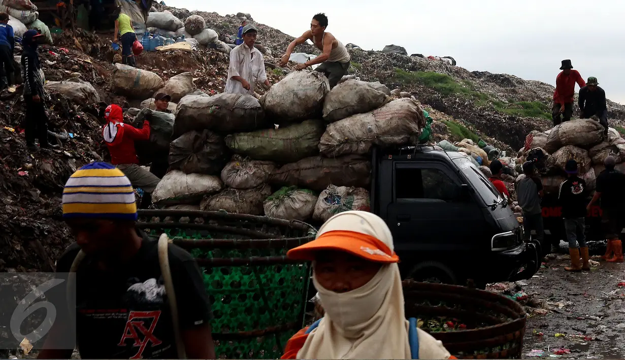 Jika ditanya apa mereka ingin hidup yang lebih baik, ya tentu. Tapi untuk saat ini, mereka menikmati hidup di Bantar Gebang. Bau busuk dan pencemaran udara akibat gas metana yang dihasilkan sudah menjadi hal biasa bagi mereka. (Liputan6.com/Johan Tallo) 