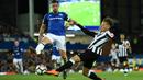 Pemain Newcastle United, Dwight Gayle (kanan) mencoba menjangkau bola dari kejaran pemain Everton, Phil Jagielka pada lanjutan Premier League di Goodison Park, Liverpool,(23/4/2018). Everton menang 1-0. (AFP/Oli Scarff)