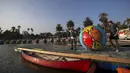 Relawan mempersiapkan bola raksasa untuk ikut dalam pameran "Spheres" di Los Angeles, California, AS (21/8/2015). Acara ini menampilkan sekitar 3.000 bola raksasa yang dihias oleh para relawan. (REUTERS/Mario Anzuoni)