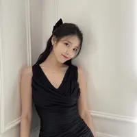 IU kerap tampil dengan makeup natural di usianya yang menginjak 30 tahun. Rambutnya pun diikat pita hitam serasi dengan dressnya. Credit: Instagram: (@dlwlrma)