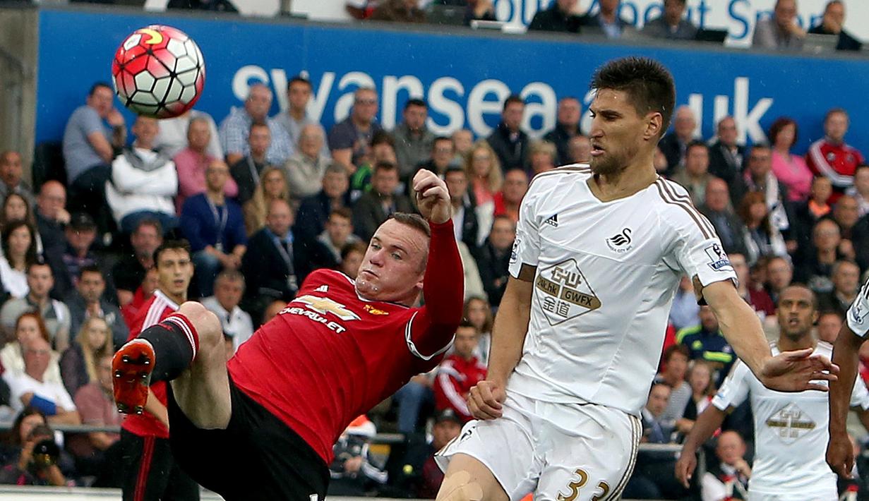 Aksi Wayne Rooney saat melawan Swansea City di Stadion Liberty, Swansea, Wales, Inggris Raya. Minggu (30/8/2015). (EPA/Geoff Caddick)