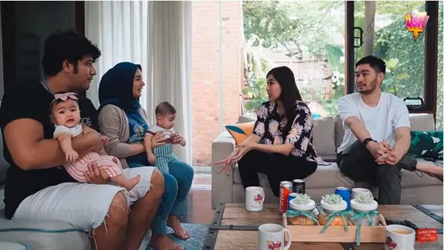 7 Momen Seru Irish Bella dan Ammar Zoni Saat Asuh Anak Kembar Syahnaz