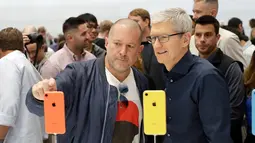 CEO Aplle Tim Cook dan Apple chief design officer Jonathan Ive melihat produk baru Apple di Apple Headquarters, Cupertino, California (12/9). Tiga iPhone terbaru Apple tersebut merupakan penerus dari iPhone X. (AP Photo/Marcio Jose Sanchez)