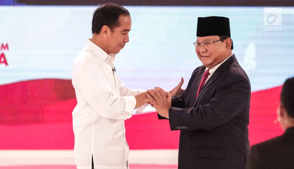 Capres nomor urut 01 Joko Widodo (kiri) dan capres nomor urut 02 Prabowo Subianto (kanan) bersalaman usai debat kedua Pilpres 2019 di Hotel Sultan, Jakarta, Minggu (17/2). (Liputan6.com/Faizal Fanani)