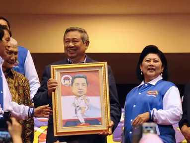 Ketua Umum Partai Demokrat, Susilo Bambang Yudhoyono (kedua kanan) menerima cenderamata usai membuka Kejuaraan Karate se Asia Tenggara di Jakarta, Kamis (25/2/2016). 1418 karateka mengikuti kejuaraan ini. (Liputan6.com/Helmi Fithriansyah)