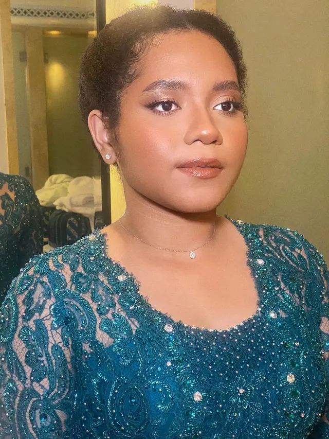 Dampingi Sang Kakak, Ini 6 Potret Casey Paquita di Pernikahan Enzy Storia