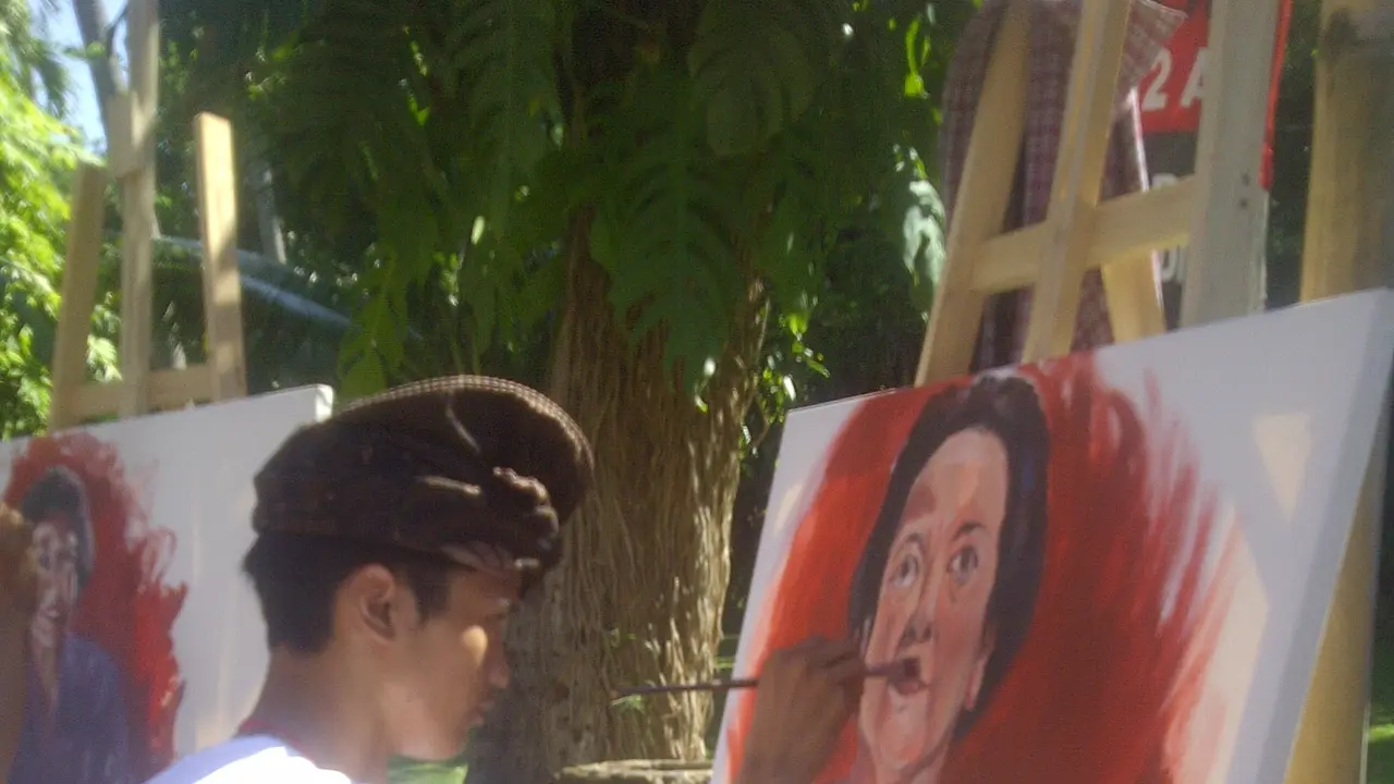Mahasiswa ISI Bali melukis wajah Megawati