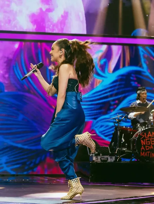 Selain dress, BCL juga tak jarang memakai celana panjang sebagai outfit manggungnya. Agar lebih stand-out, bandeau top bling-bling pun ia gunakan sebagai top. [@itsmebcl]