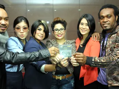 Alumni angkatan pertama salah satu ajang pencarian bakat membuat grup musik bernama FIRE (First Idol REunion), Jakarta, Jumat (23/1/2015). (Liputan6.com/Panji Diksana)