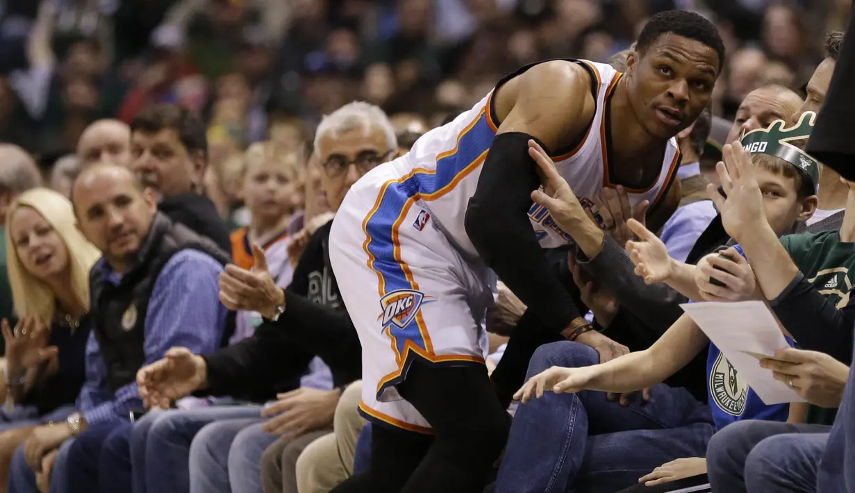 Pemain Oklahoma City Thunder, Russell Westbrook terjatuh ke arah penonton saat melawan Milwaukee Bucks ada laga NBA di Bradley Center, (2/1/2017). Bucks menang 98-94. (AP/Jeffrey Phelps)