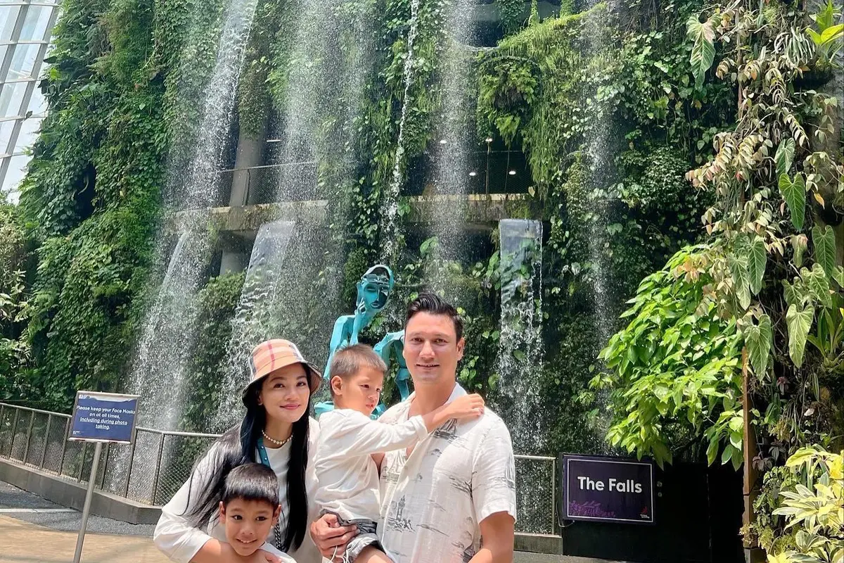 Tampilan Titi Kamal dan Keluarga saat Berlibur ke Singapura