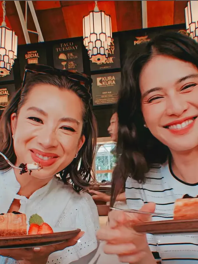 Dian Sastrowardoyo dan Jennifer Bachdim. [Foto: Instagram/therealdisastr]