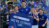 Elkan Baggott merayakan keberhasilan Ipswich Town promosi ke Premier League musim depan. (Bola.com/Dok.Instagram Elkan Baggott).
