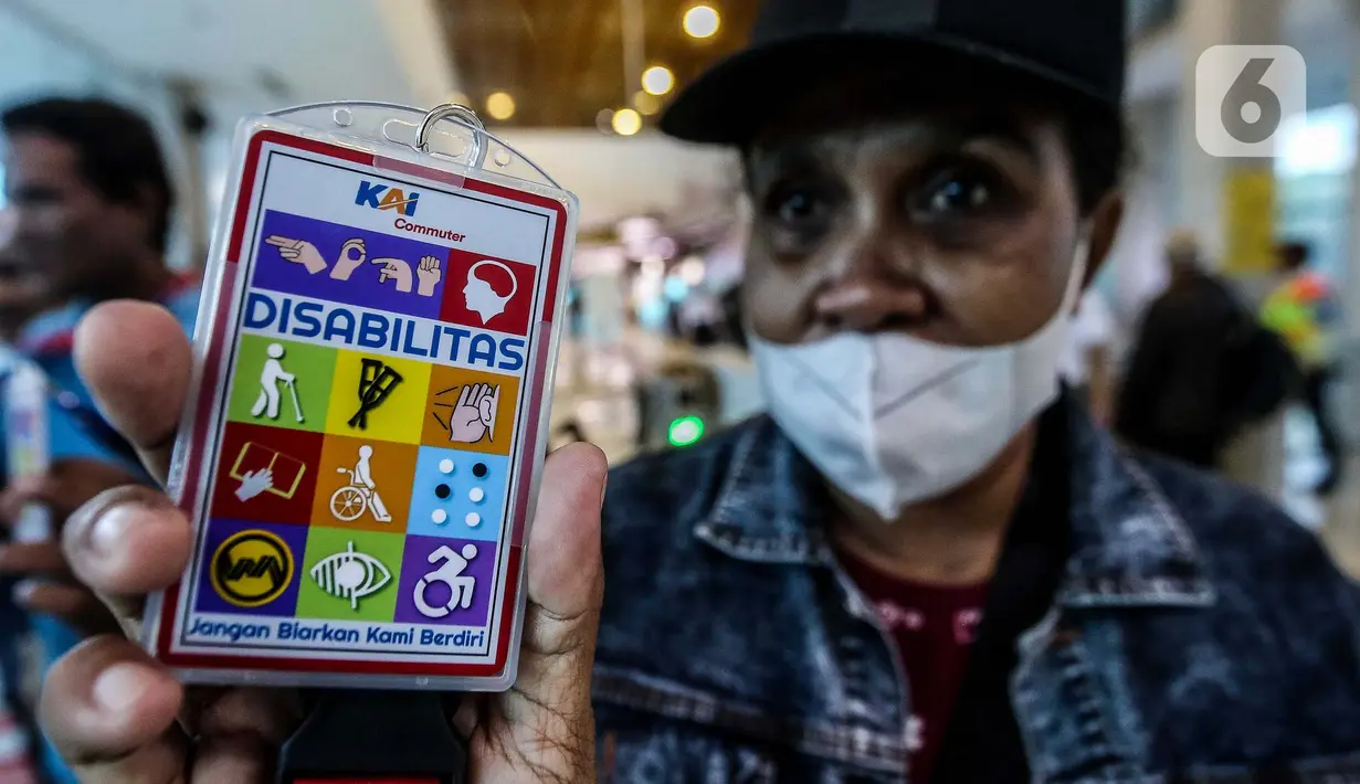 Penyandang disabilitas netra menunjukkan kartu khusus disabilitas di Stasiun BNI City, Jakarta, Jumat (14/2/2025). (Liputan6.com/Herman Zakharia)