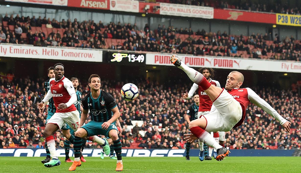 Gelandang Arsenal, Jack Wishere, berupaya melepas tendangan saat melawan Southampton pada laga Premier League di Stadion Emirates, London, Minggu (8/4/2018). Arsenal menang 3-2 atas Southampton. (AFP/Glyn Kirk)