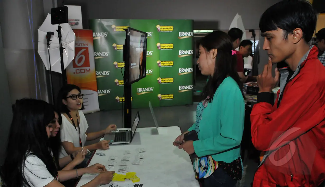 Para Cinemaholic saat menukarkan tiket untuk nonton bareng (nobar) film The Avengers : Age Of Ultron di Blitz Central Park, Jakarta, Sabtu (25/4/2015). (Liputan6.com/Andrian M Tunay)