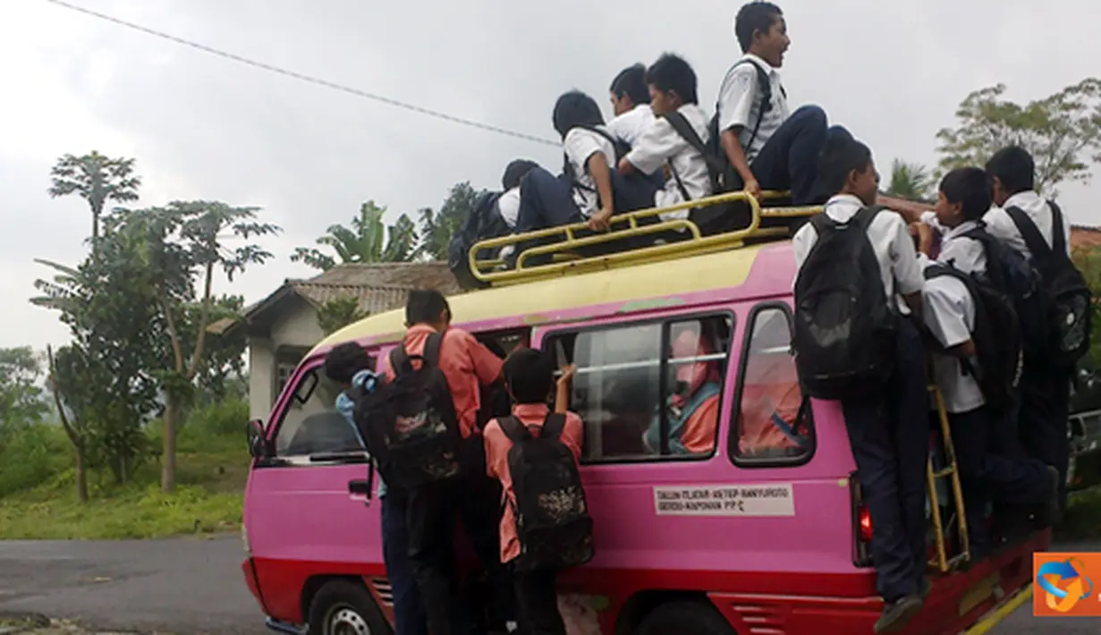 Citizen6, Magelang: Penumpang yang didominasi siswa sekolah tampak nyaman menikmati fasilitas angkutan walaupun sangat beresiko. (Pengirim: Masyully)
