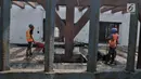 Pekerja menyelesaikan proyek Konservasi Museum Bahari di Penjaringan, Jakarta, Kamis (25/7/2019). Dalam rencana konservasi ini, perbaikan dilakukan terhadap dua zona yang cukup parah terdampak kebakaran, yakni Zona A dan Zona C Museum Bahari. (merdeka.com/Iqbal S Nugroho)