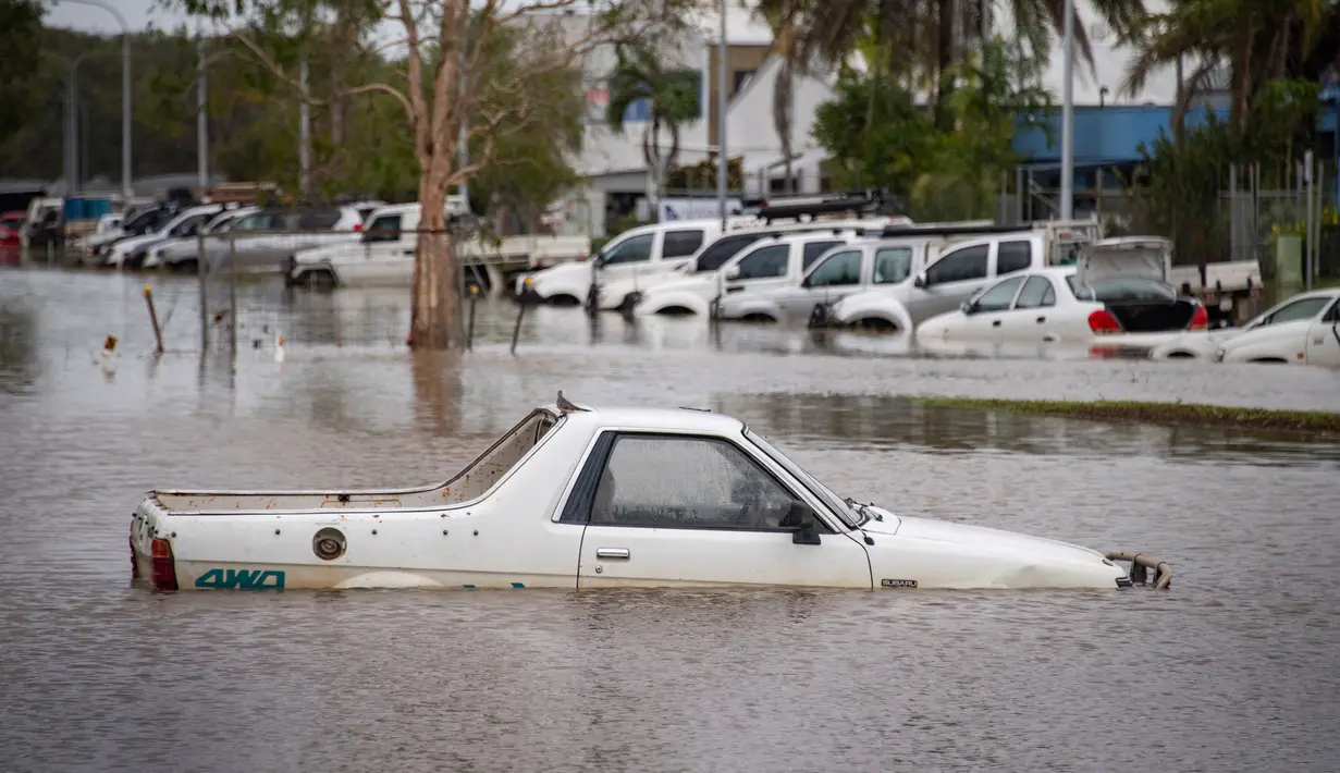Foto menunjukkan kondisi mobil-mobil di tengah banjir di Bandara Cairns pada tanggal 18 Desember 2023. (Brian CASSEY/AFP)