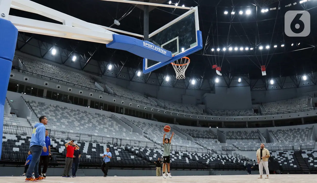 "Saya mengajak semua pihak, terutama pecinta bola basket Tanah Air, mari kita sukseskan FIBA World Cup 2023, mari penuhi stadion, ajak teman, sahabat, dan kerabat untuk menyaksikan pertandingan kelas wahid," ujar Dito dalam konferensi pers yang digelar di Indonesia Arena, Jakarta, Selasa (11/7/2023) sore WIB. (Liputan6.com/Herman Zakharia)