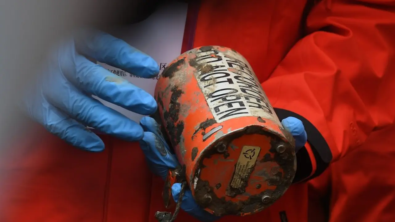 Black box atau kotak hitam kedua yang ditemukan di lokasi jatuhnya pesawat China Eastern Airlines di wilayahTengxian, Daerah Otonom Etnis Zhuang Guangxi, China selatan. (Xinhua/Lu Boan)