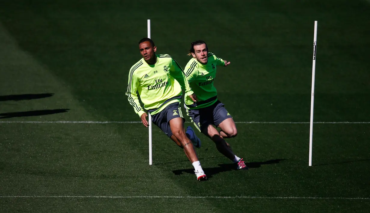 Gareth Bale (kanan) dan Danilo berlari saat sesi latihan jelang "El Clasico" melawan Barcelona di Valdebebas, Madrid, Spanyol  (1/4). Madrid akan menantang Barcelona di Camp Nou pada Minggu (3/4/2016) dinihari WIB.  (REUTERS/Sergio Perez)