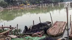 Sisa keramba milik warga terlihat di Situ Rawa Kalong, Cimanggis, Depok, Jawa Barat, Selasa (27/8/2019). Pemerintah Provinsi Jawa Barat mulai merevitalisasi kawasan Situ Rawa Kalong yang memiliki luas lebih kurang 8,25 hektar dengan anggaran sebesar Rp40 miliar. (Liputan6.com/Helmi Fithriansyah)