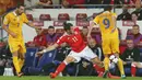 Gareth Bale mencoba melewati hadangan pemain Moldova, Eugen Cebotaru pada kualifikasi Piala Dunia 2018 di Stadion Cardiff City Stadium, Cardif, Wales Selatan, (6/9/2016) dini hari WIB. (AFP/Geoff Caddick)