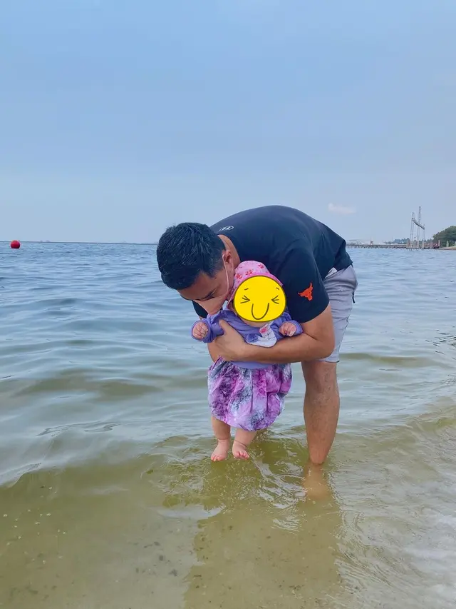 6 Momen Liburan Zaskia Gotik Bareng Suami dan Anak, Nikmati Indahnya Pantai Ancol