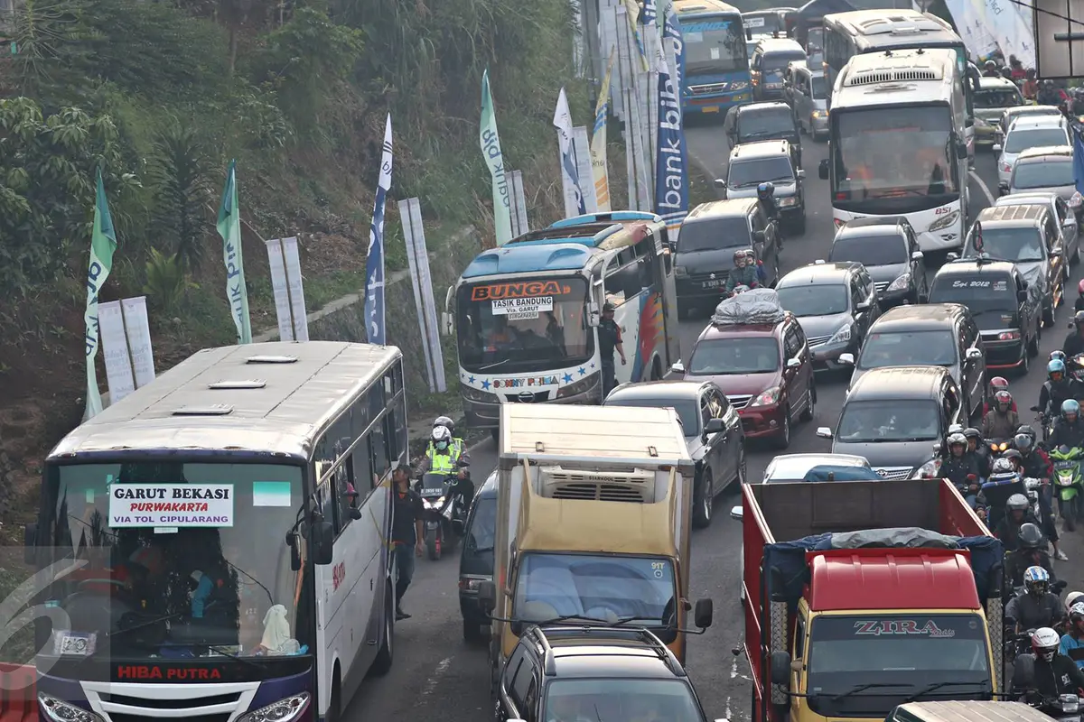 20160702-Volume Kendaraan Meningkat, Kemacetan Mulai Terjadi di Nagreg-Jawa Barat