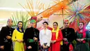 Maudy Koesnadi tampak berfoto bersama dengan Abang dan None Jakarta yang sedang bertugas menjadi duta promosi DKI Jakarta (Liputan6.com/Faial Fanani) 