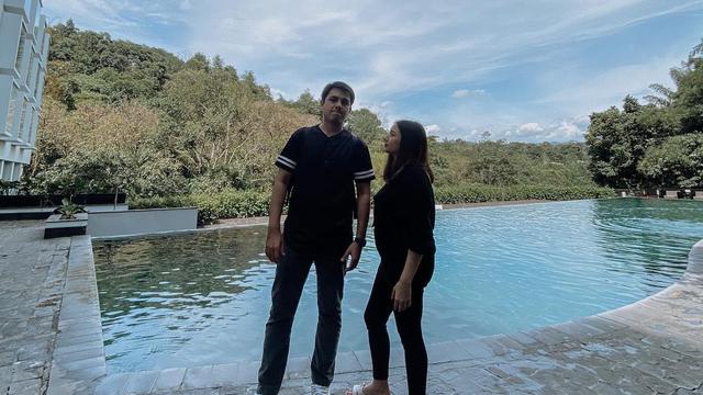 6 Potret Rizky Alatas Dampingi Adzana Bing Slamet saat Hamil, Makin Romantis