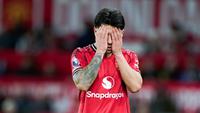 Pemain Manchester United, Lisandro Martinez, tampak kecewa setelah mendapat kartu merah saat melawan Leeds United pada pekan ke-32 Premier League 2025/2026 di Stadion Old Trafford, Selasa (14/4/2026). (AP Photo/Dave Thompson)