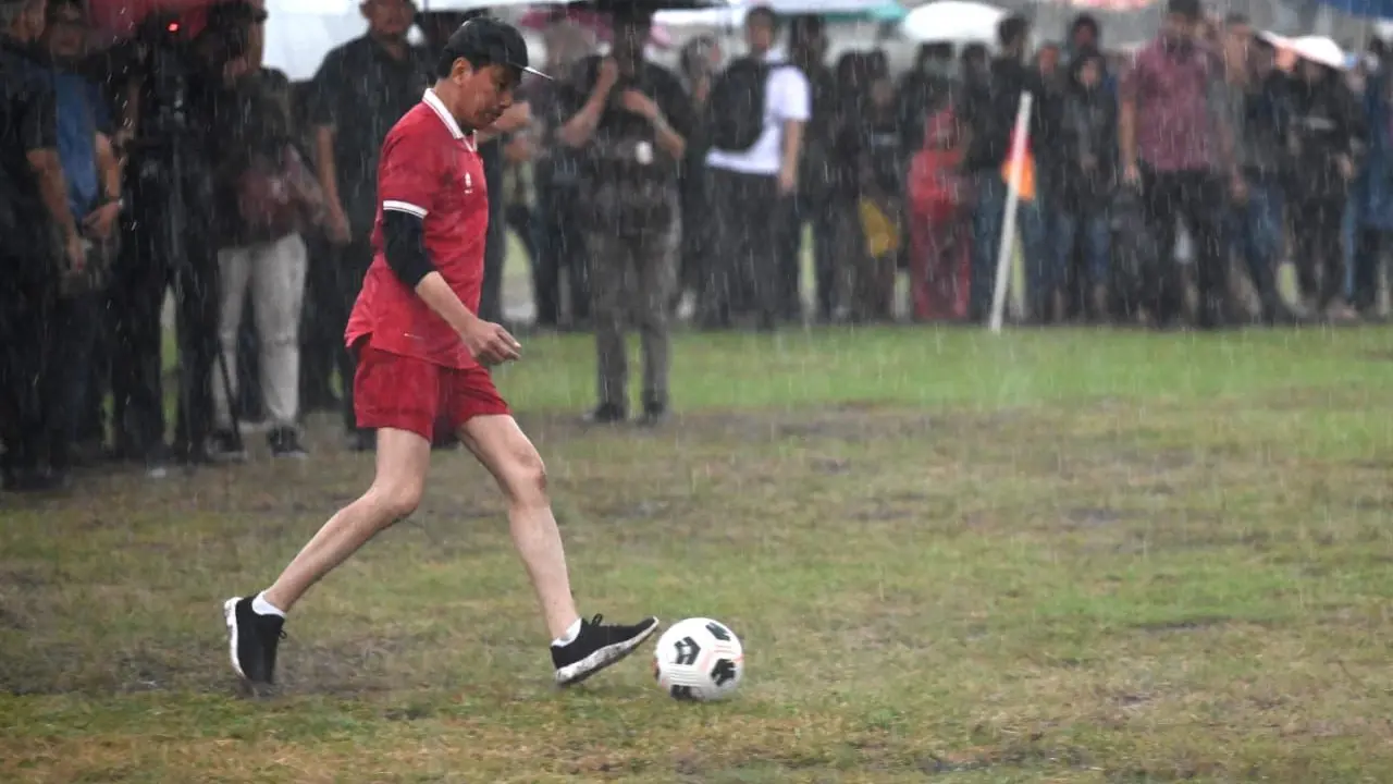 Presiden Joko Widodo (Jokowi) bermain sepak bola bareng Ketua Umum Partai Solidaritas Indonesia (Ketum PSI) Kaesang Pangarep dan Sekjen PSI Raja Juli Antoni main bola bareng di Lapangan Gamplong, Moyudan, Sleman, Yogyakarta.