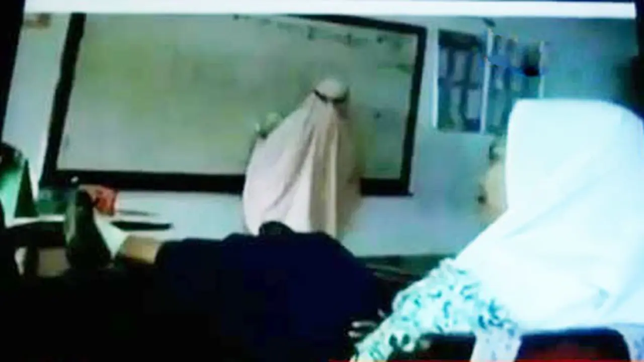 Guru Mengajar, 2 Siswi SMP di Makassar Angkat Kaki di Meja