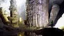 Foto pada 18 Januari 2021 menunjukkan seorang pengunjung di gua Son Doong, salah satu gua alam terbesar di dunia, selama tur di provinsi Quang Binh, Vietnam. Son Dong dalam bahasa Vietnam artinya sungai gunung, karena di dalamnya terdapat aliran sungai deras yang mengalir. (Nhac NGUYEN/AFP)