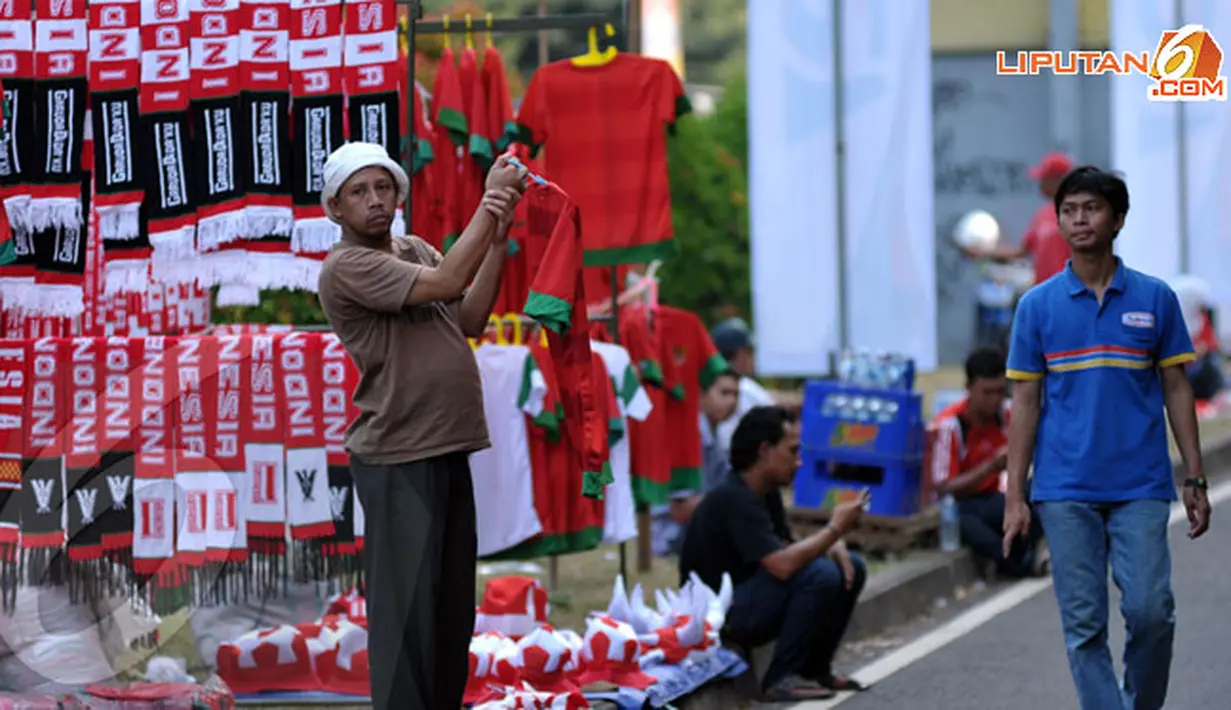 Sepinya suporter yang akan menyaksikan secara langsung kualifikasi Piala AFC Grup G di Stadion GBK Jakarta juga memengaruhi omset mereka (Liputan6.com/Helmi Fithriansyah)