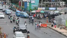 Suasana trotoar di depan Terminal Depok, Jawa Barat, Kamis (17/1). Trotoar Terminal Depok tidak bisa digunakan pejalan kaki menjelang sore lantaran diokupasi pedagang kaki lima (PKL). (Liputan6.com/Herman Zakharia)