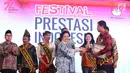 Presiden kelima RI Megawati Soekarnoputri memberikan penghargaan kepada salah satu ikon prestasi Indonesia dalam Festival Prestasi Indonesia yang diselenggarakan oleh UKP-Pancasila di Jakarta Convention Center, Senin (21/8). (Liputan6.com/Johan Tallo)