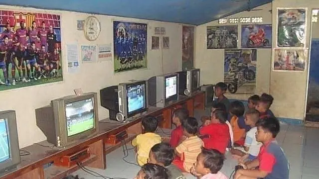 6 Foto Lawas Kumpul Bareng Teman ala Anak 90-an Ini Bikin Nostalgia