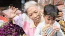 Salah satu anak Dwi Sasono, Deden terlihat bermain-main dengan Ibu Ayu. Deden sendiri tampak asyik memainkan alat musik tiup. (Foto: instagram.com/thesasonosfam)