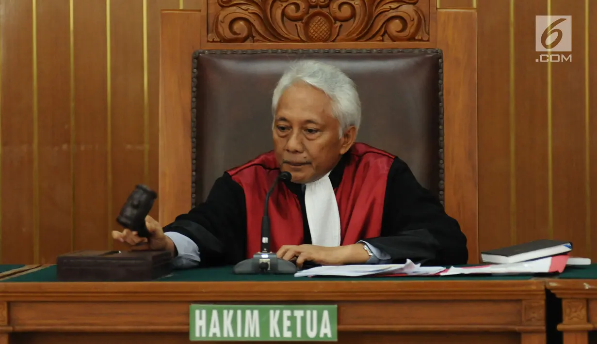 Hakim tunggal praperadilan, Cepi Iskandar mengetuk palu usai memimpin sidang perdana praperadilan Setya Novanto terhadap KPK di Pengadilan Negeri Jakarta Selatan, Rabu (20/9). Sidang beragendakan pembacaan materi pemohon. (Liputan6.com/Helmi Fithriansyah)