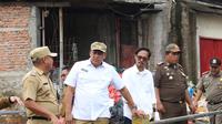Wakil Wali Kota Bekasi Tri Adhianto meninjau lokasi banjir di Medansatria, Senin (2/3/2020). (Liputan6.com/Bam Sinulingga)