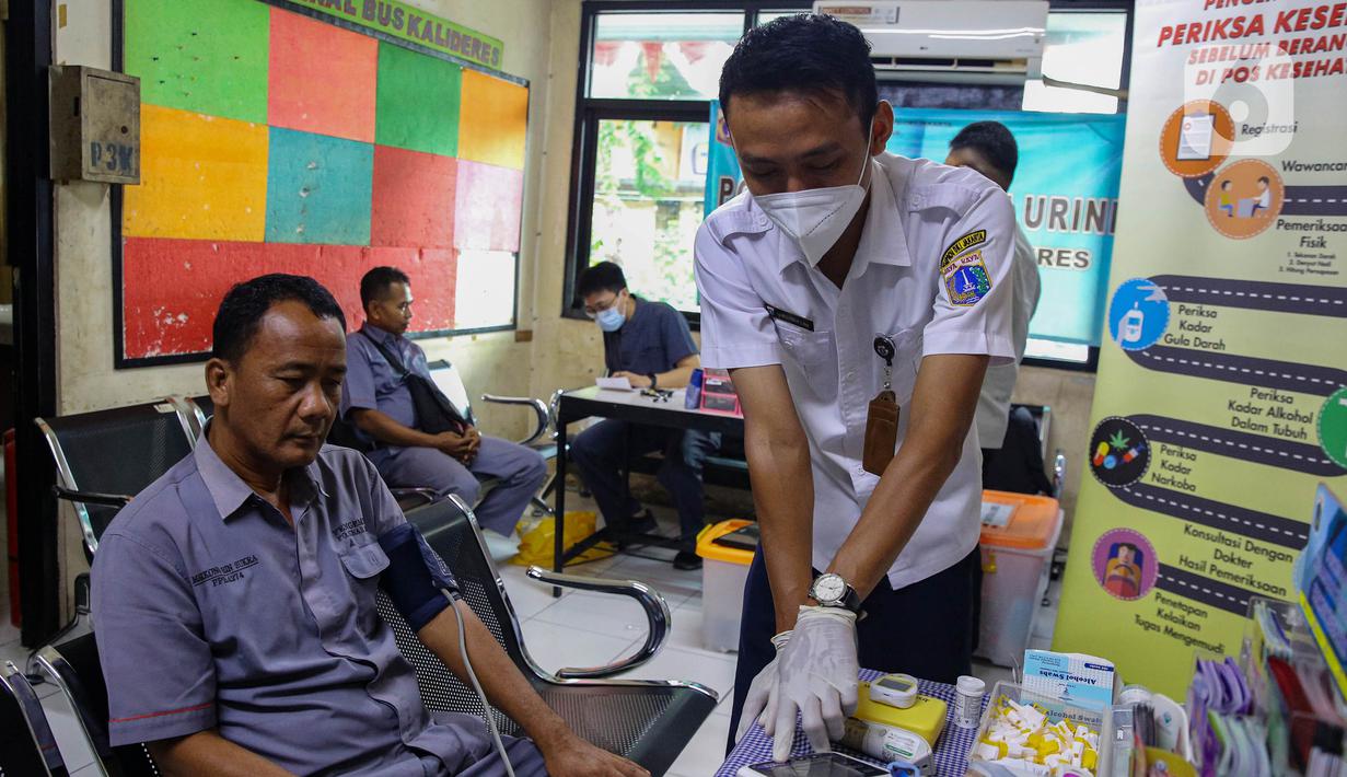Selain melakukan ramp check pada angkutan, petugas perhubungan juga melakukan tes kesehatan dan urin terhadap supir bus di Terminal Kalideres, Jakarta, Rabu (18/12/2024). (Liputan6.com/Angga Yuniar)