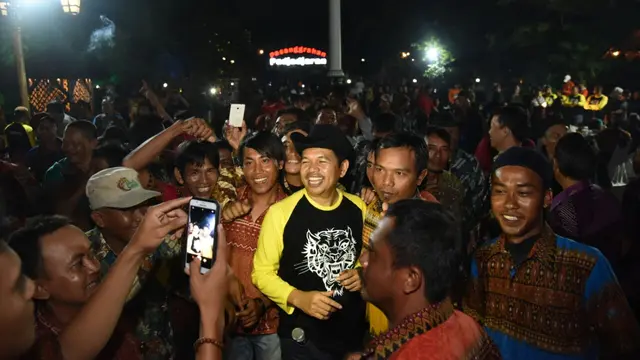 Bupati Purwakarta Dedi Mulyadi saat menjadi petugas kebersihan
