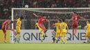 Aksi pemain Persija Jakarta, Bambang Pamungkas menyundul bola ke gawang Song Lam Nghe An FC pada laga Piala AFC 2018 di Stadion Utama GBK, Senayan, Jakarta, (13/3/2018). Persija Jakarta menang 1-0. (Bola.com/Nick Hanoatubun)