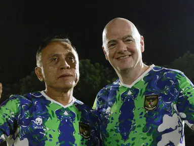 Rombongan FIFA dan pengurus PSSI bermain sepak bola bersama di Stadion Madya, Senayan, Jakarta, Selasa (18/10/2022). (Bola.com/M Iqbal Ichsan)