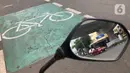Jalur khusus sepeda di kawasan Blok M, Jakarta, Selasa (24/11/2020). Gubernur DKI Anies Baswedan memperkirakan pembangunan jalur sepeda sepanjang 500 km di Ibu Kota bakal tertunda karena anggaran masih difokuskan untuk penanggulangan Covid-19 dan banjir. (Liputan6.com/Immanuel Antonius)