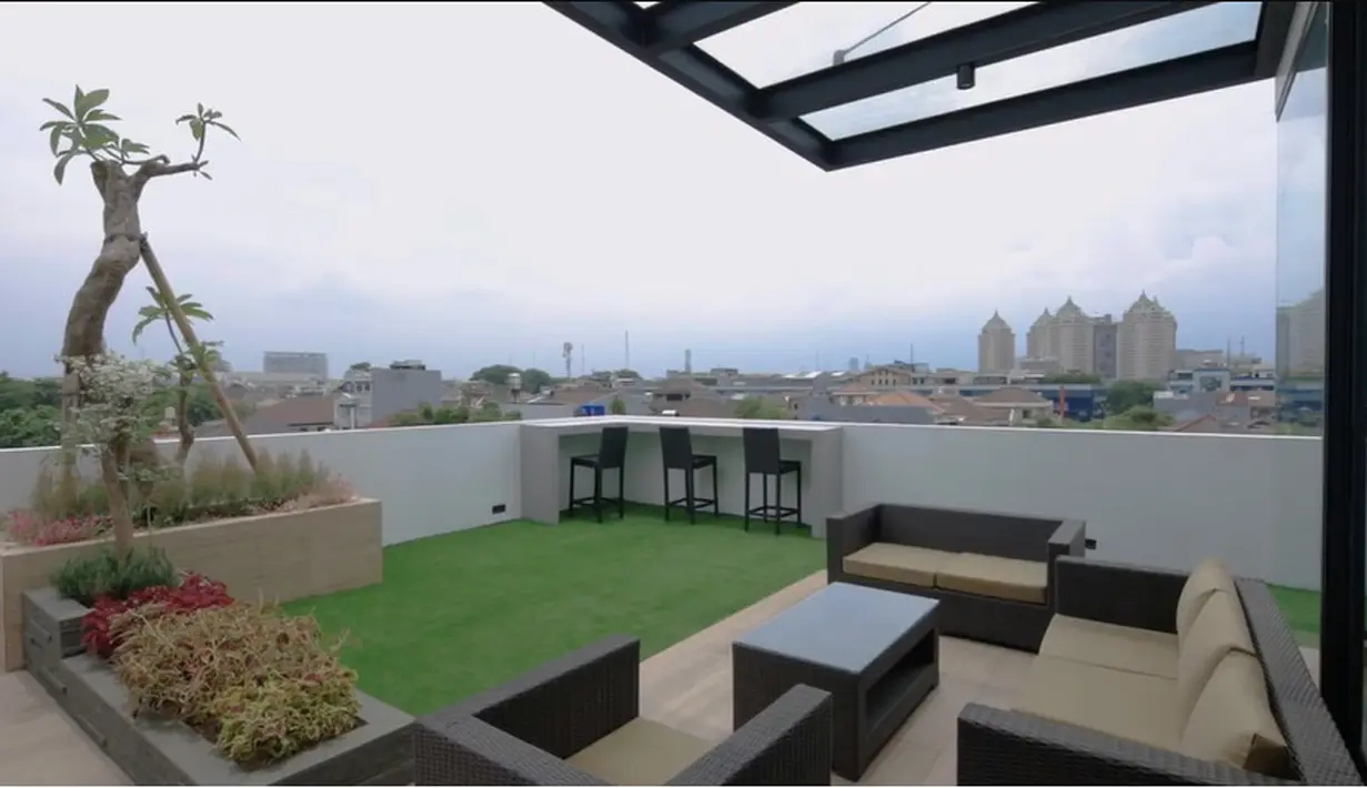 Tidak hanya ruangan demi ruangan di lantai bawah, rooftop dibuat sangat menarik dan nyaman. Desain seperti kafe dengan beberapa sofa hingga kursi dipojokan seperti kafe. [Youtube/DMC Architect &Interior Studio]